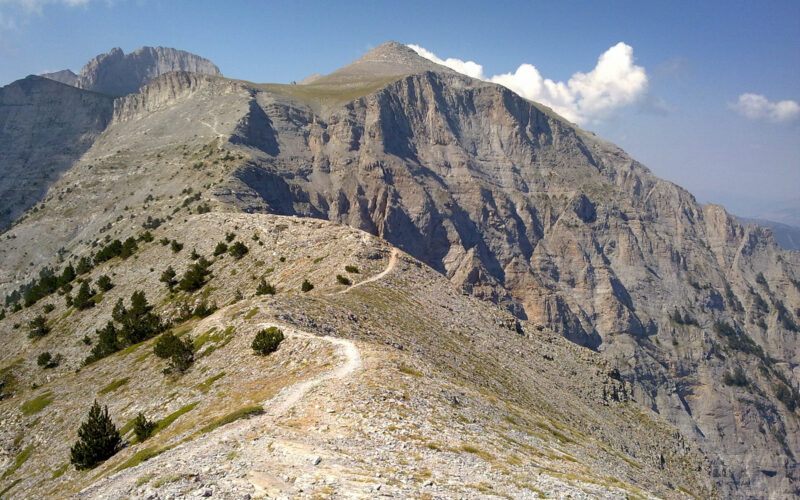Το μονοπάτι στο εντυπωσιακό πέρασμα Λαιμού-Γιόσου (θέση Σκούρτα) με τις ψηλές κορυφές του Ολύμπου στο βάθος